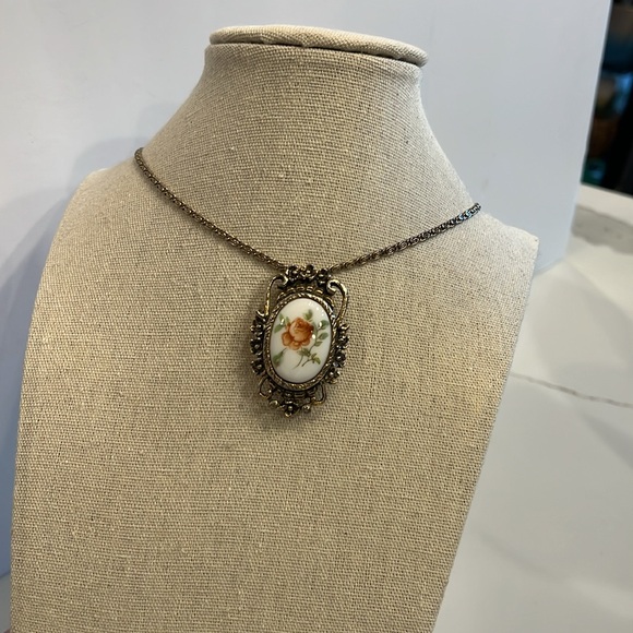 Vintage Floral Pendant & 26” gold tone chain. Can be worn as a Brooch. - Picture 5 of 14